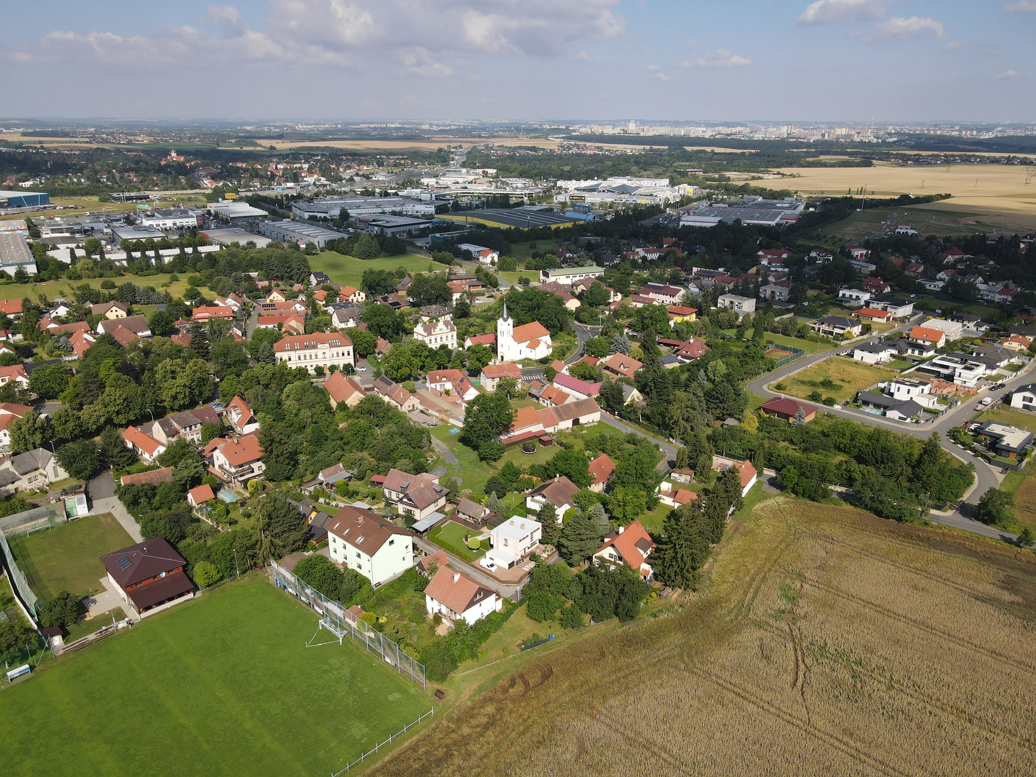 Letecký pohled na obec Čestlice